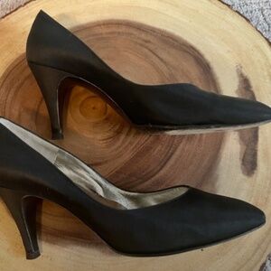 Bruno Magli women’s Bologna black satin pumps. Size 9 formal prom wedding.